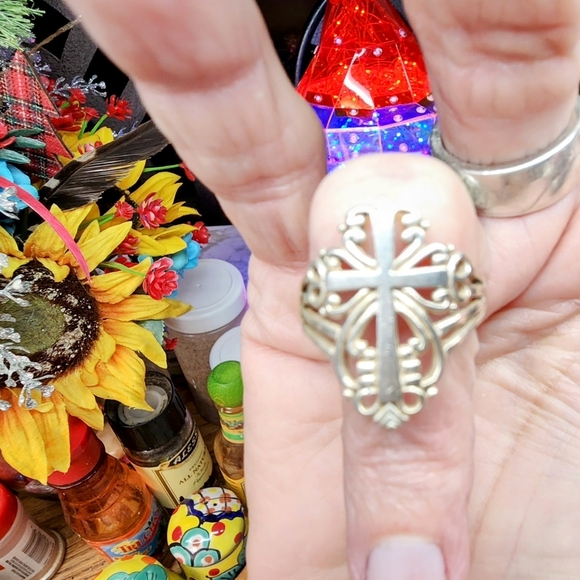 Elegant Silver Cross Ring Size 8 - Picture 6 of 10